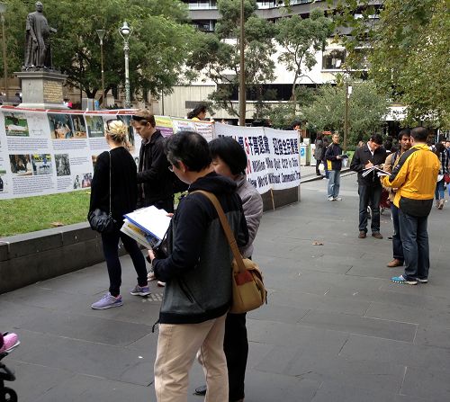 了解了真相的墨尔本民众在征签表示签名支持法轮功学员的反迫害