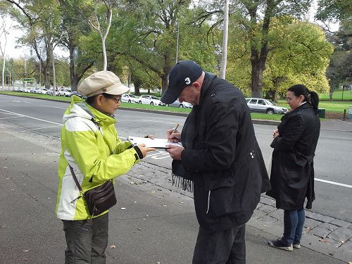 游客在征签表上签名。