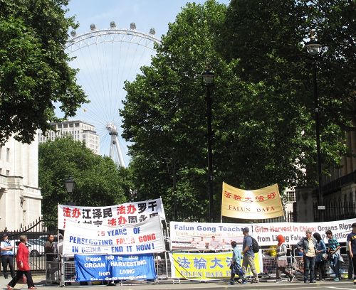 图1-3：二零一四年六月十七日，英首相卡梅伦与到访的中共总理李克强会见，法轮功学员从早八点到晚上六点在英国首相府大门对面进行和平抗议。