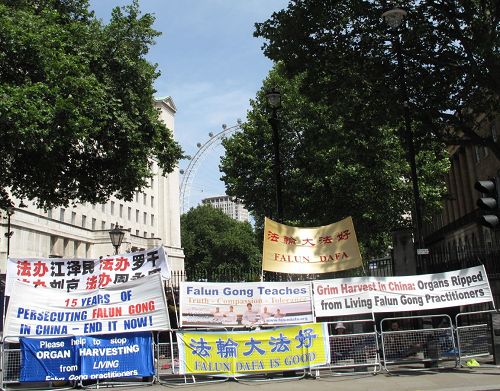 法轮功学员在首相府大门对面举行反迫害和平抗议