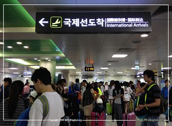 图二、三、四：济州机场国际线到达厅里中国游客不断