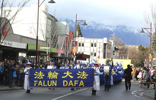 图1-3：新西兰天国乐团参加皇后镇冬季节大游行