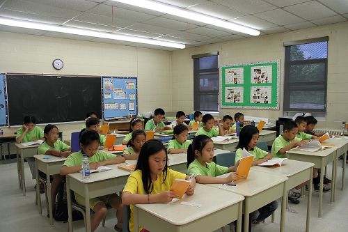 二零一二年多伦多明慧学校暑期班，法轮大法小弟子们在学习法轮功著作