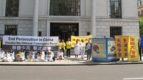 二零一四年七月十二日上午，法轮功学员在伦敦中使馆对面举行反迫害集会