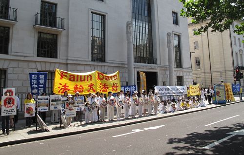 二零一四年七月十二日上午，法轮功学员在伦敦中使馆对面举行反迫害集会
