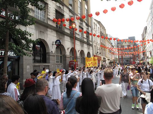 二零一四年七月十二日，法轮功学员在伦敦唐人街展示法轮大法美好、讲真相