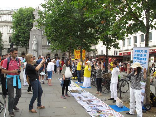 二零一四年七月十二日，法轮功学员结束游行后继续在圣马丁广场炼功、讲真相、反迫害征签