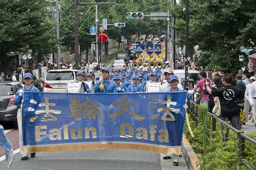 图6-8：二零一四年亚洲法会第二天，法轮功学员在东京繁华街区举行盛大游行