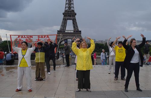 图1：巴黎艾菲尔铁塔下的人权广场上，法轮功学员演示功法