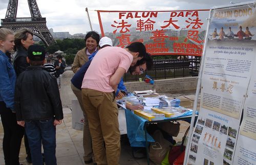 图4：人权广场上，游人签名谴责中共活摘法轮功学员器官