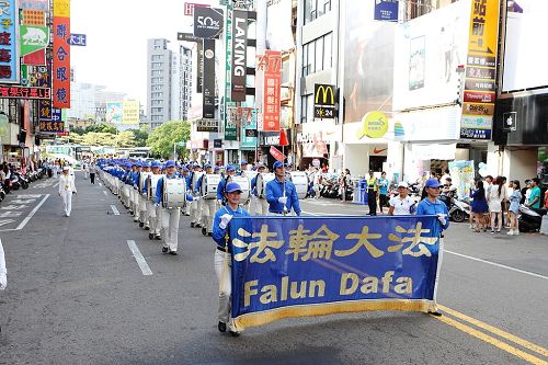 图1：约两百名来自台湾北、中、南天国乐团成员为游行的前导队伍，所到之处，吸引民众的目光