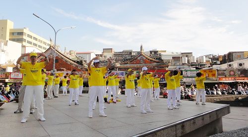 图9：人潮多的地点，有法轮功学员功法演示和免费义务教功，图为城隍庙林森路