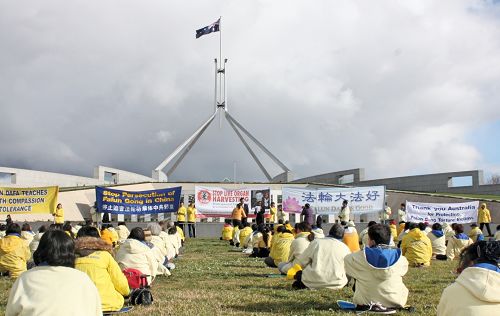 来自澳洲各地的法轮功学员在澳大利亚首都堪培拉国会山庄前举行集会