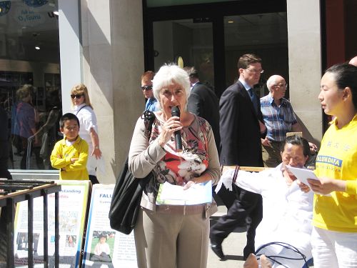 图3：都柏林议员玛琳•奥沙利文来到集会现场，发言支持法轮功十五年反迫害。