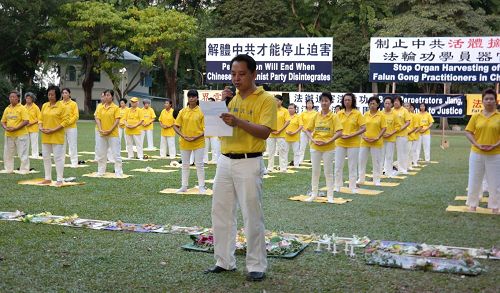 新加坡法轮佛学会发言人谢先生在集会上发言