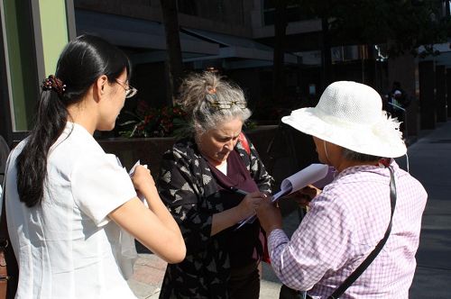 图10：多伦多市民法庭翻译Georgie在路口Yonge/Queen遇见了这次的活动