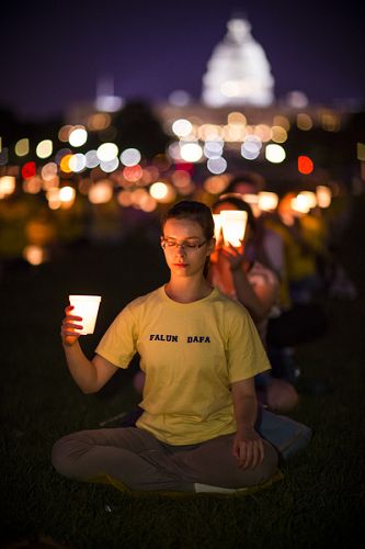 二零一四年七月十七日晚，上千名法轮功学员在美国国会山前的国家广场上举行烛光夜悼