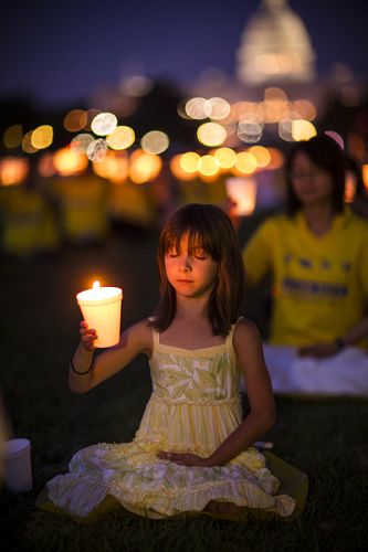 二零一四年七月十七日晚，上千名法轮功学员在美国国会山前的国家广场上举行烛光夜悼