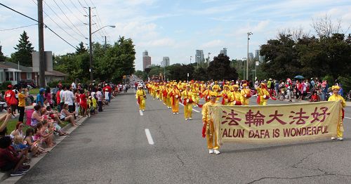 二零一四年七月一日加拿大国庆节，多伦多法轮功学员的腰鼓队参加多伦多士嘉堡市（Scarborough）的国庆游行受欢迎。