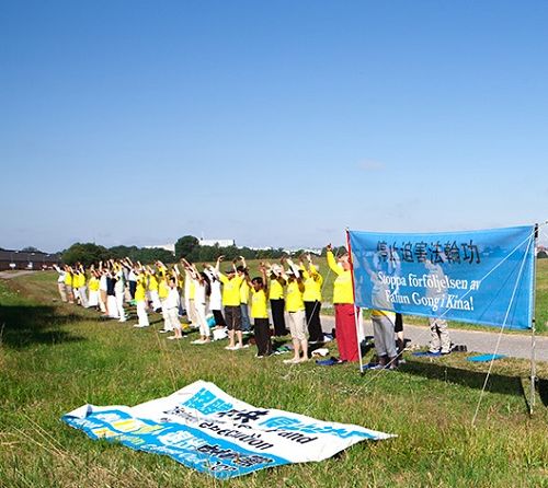 图5，七月二十日上午法轮功学员到斯德歌尔摩中使馆对面集体炼功、征签呼吁制止迫害。