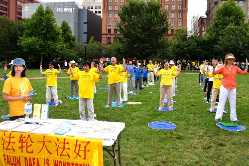 二零一四年七月十九日，费城法轮功学员在美国国家独立历史公园举行反迫害活动，传播法轮功的美好，揭露中共的邪恶，同时呼吁中国同胞退出邪党及其组织，各界帮助制止迫害。