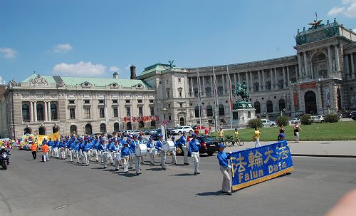游行队伍经过奥地利总统官邸所在地霍夫堡宫殿（Hofburg）