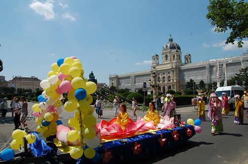 游行队伍穿过维也纳市的主要街道