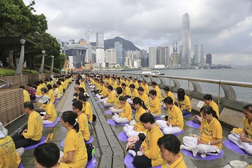 图4-6：二十日上午，数百名法轮功学员在湾仔金紫荆广场前的海堤岸旁大炼功，向世人展现法轮大法的美好。