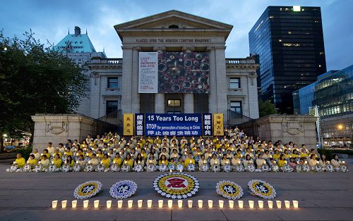 图1-3：温哥华法轮功学员在温哥华市中心艺术馆前广场举行烛光守夜活动，场面肃穆安详。