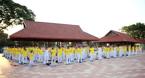在吉隆坡蒂蒂旺莎公园举行的720烛光追悼会开始前，法轮功学员进行集体炼功。