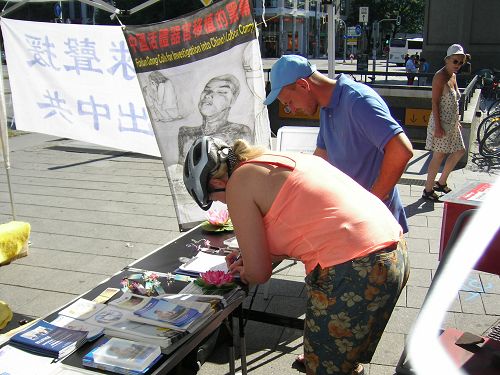 图2：在慕尼黑的征签活动