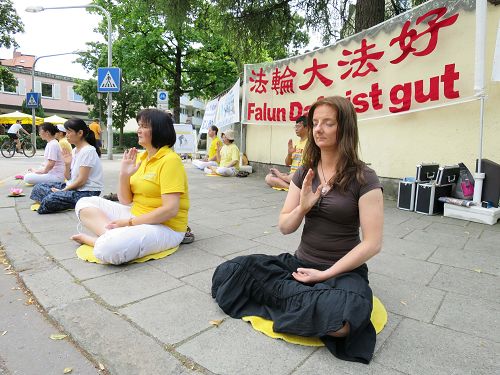 图3：西人法轮功学员安娜(右二)在活动现场