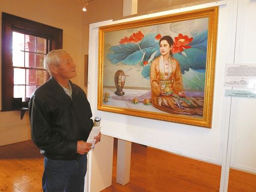 图2：真善忍美展的信息和艺术手法深深地吸引了曾在中国新疆生活过的俄裔画家约尔达瓦，第二天，他又再来细细欣赏画作。