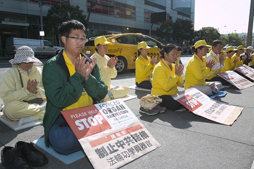 法轮功学员在旧金山世界器官移植大会会场外抗议中共活摘器官