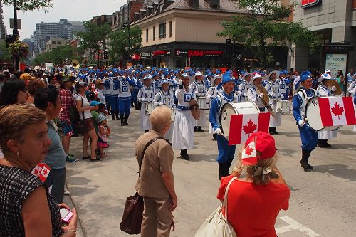 图二：天国乐团在蒙特利尔加拿大国庆日游行受欢迎