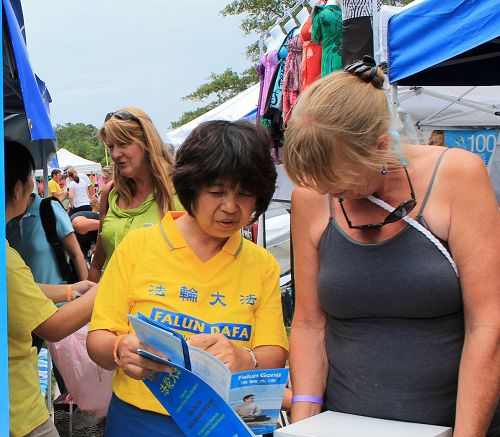在维州钦科蒂格岛第二十七届蓝莓节上，法轮功学员的真相展位吸引了过往游客。