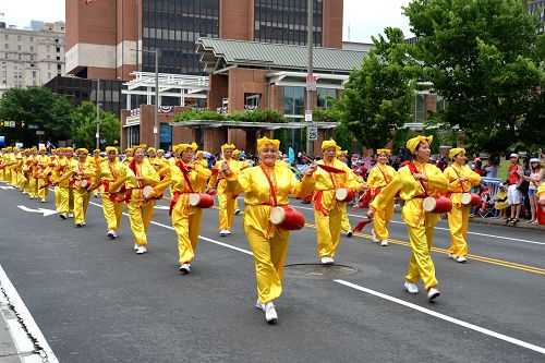 法轮功腰鼓队参加费城庆祝美国独立日游行
