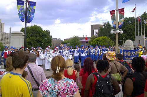 天国乐团在加拿大国庆日庆祝活动中演奏