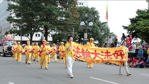 俄亥俄州法轮功学员连续十六年参加独立日游行受欢迎