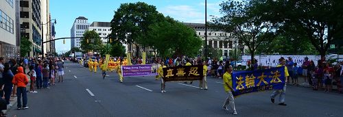 俄亥俄州法轮功学员连续十六年参加独立日游行受欢迎