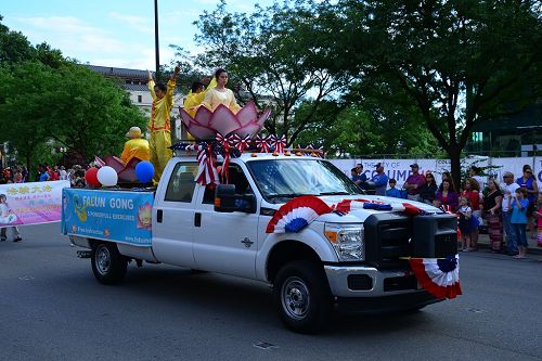 俄亥俄州法轮功学员连续十六年参加独立日游行受欢迎