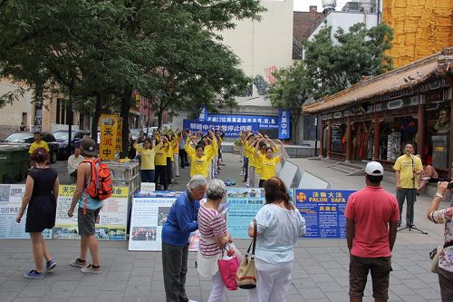 蒙特利尔学员在唐人街举办洪法劝三退活动