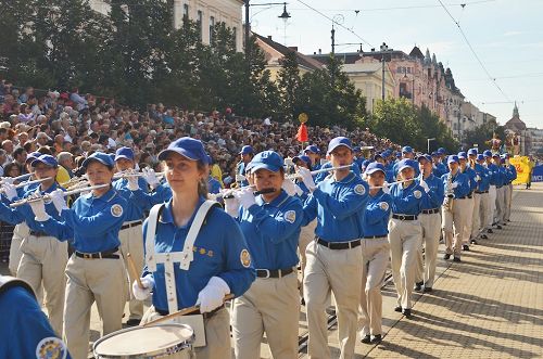 法轮大法欧洲天国乐团行进在匈牙利国庆庆典大游行的队伍中