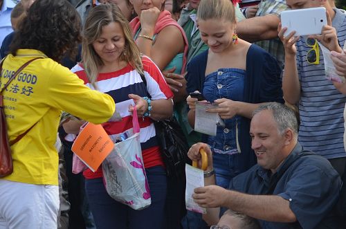 匈牙利国庆庆典游行中，观众喜接法轮功真相传单