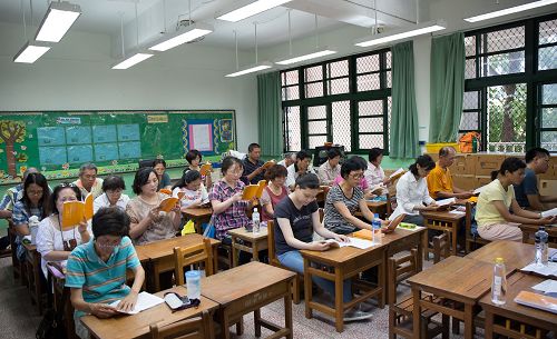 二零一四年八月二十四日在高雄市新甲国小举办学法交流，上午分小组学法，各组交流场面热络，比学比修，不管新、老学员都觉得收获满满，互勉精進。