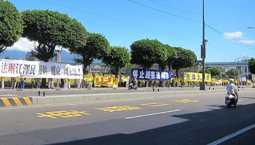 图1：在大陆参与迫害法轮功的人权恶棍湖南省长杜家毫，二十日访台行程到新北市三重先啬宫，台湾法轮功学员一早就拉起大型横幅表达抗议。