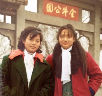 张树凤（右）和姐姐张树莉（左）以前的合影