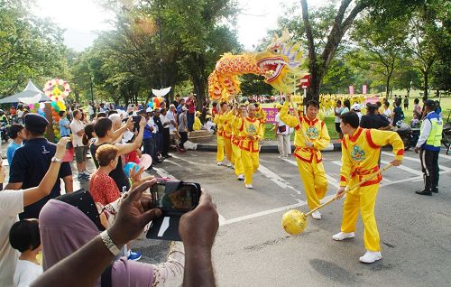 法轮功团体参加国际和平日“和平之旅”游行，队伍从太平湖和平广场浩荡出发