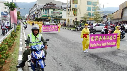 法轮功游行队伍参加“和平之旅”盛大游行环绕整个太平市镇