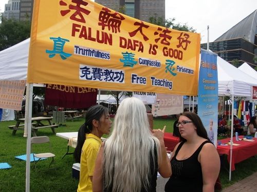 路易斯维尔市世界节上，法轮功学员向游客讲真相